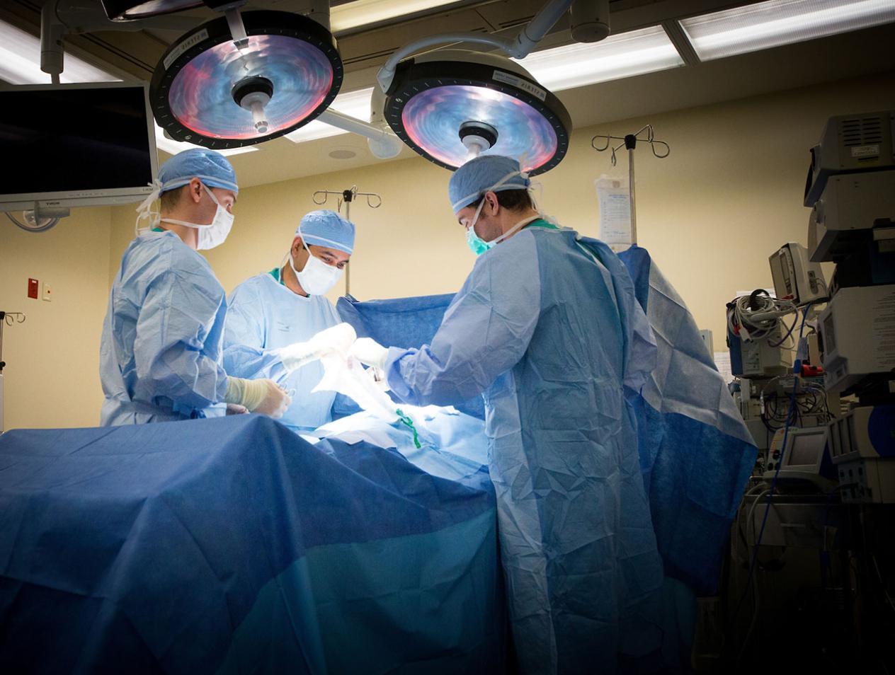 surgery residents operating